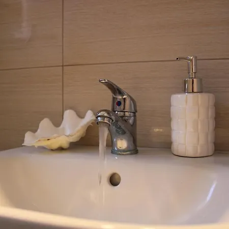 Harmony Milos Поллония